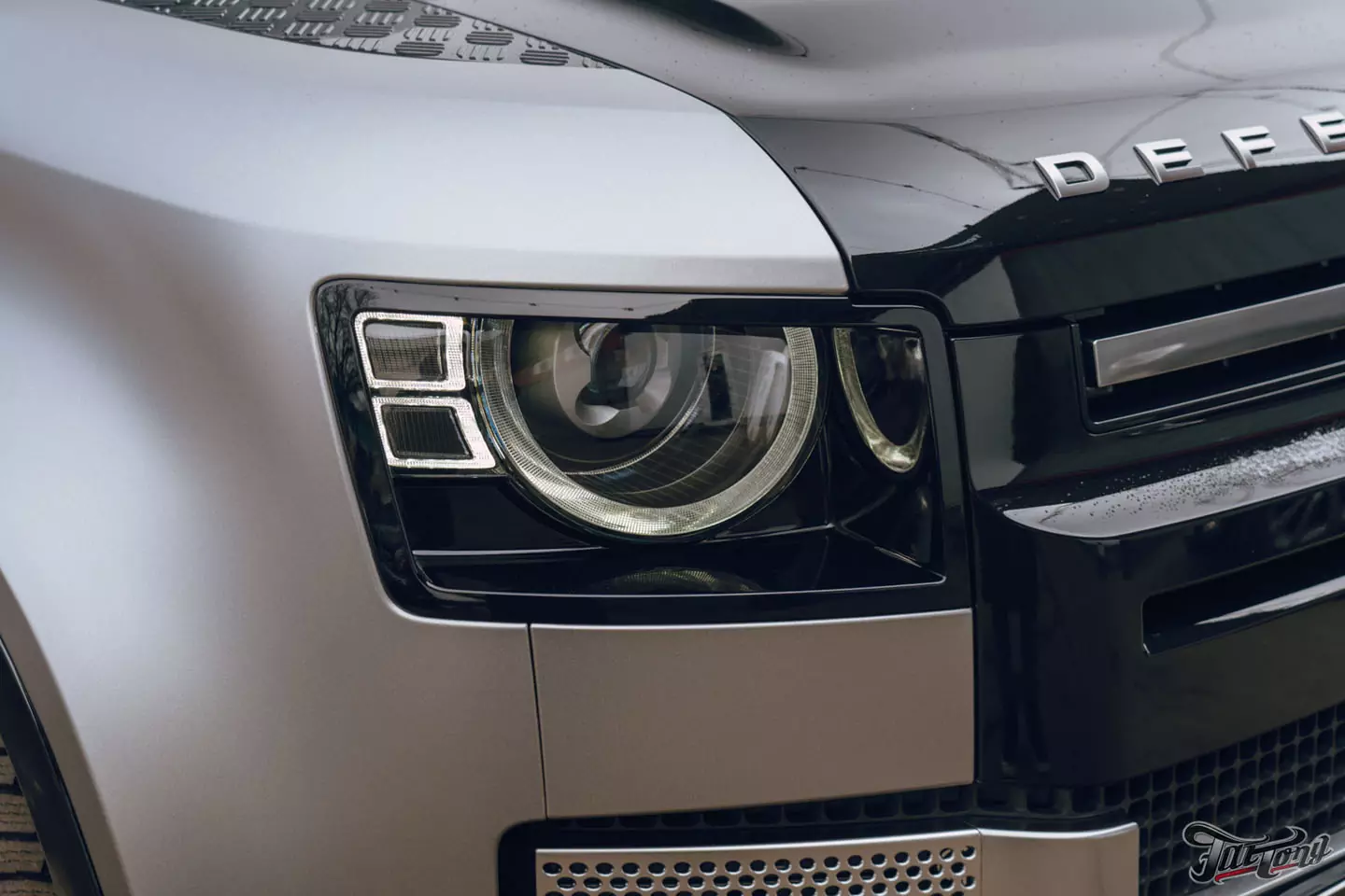 Необычный дизайн для Land Rover Defender! Оклейка в черный глянец+серый мат. Шумоизоляция дверей и Шиномонтаж на вибростенде на стендах Hunter